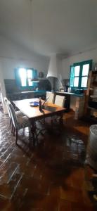 La Teulera في أغير: طاولة طعام وكراسي في غرفة المعيشة