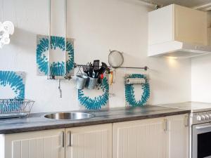Kuhinja ili čajna kuhinja u objektu Holiday home KUNGSHAMN XIV