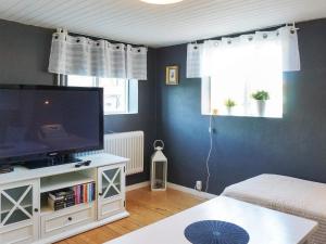 een woonkamer met een flatscreen-tv op een witte kast bij Holiday home KUNGSHAMN XIV in Kungshamn