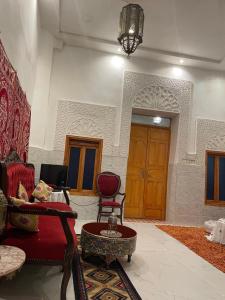 sala de estar con sofá, sillas y mesa en DAR ALKATIB MEKNES en Meknès