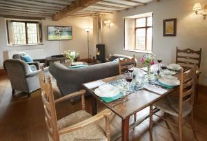 Pauntley的住宿－The Dovecote，客厅配有桌子和沙发