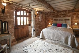 1 dormitorio con cama, ventana y puerta en The Dovecote, en Pauntley