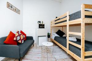 a living room with a couch and bunk beds at Logies by Suzan in Hasselt