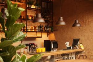 um bar num restaurante com luzes na parede em Valerio Hotel Boutique em Marinilla
