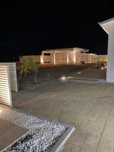 - une vue nocturne sur une maison avec un parking dans l'établissement GIGLIO DI MARE Residence, à Sellia Marina