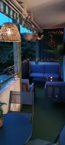 - un salon doté d'un mobilier bleu et d'un canapé dans l'établissement Stylish 1-bedroom flat with beautiful terrace , for a cosy Retreat, à Strasbourg