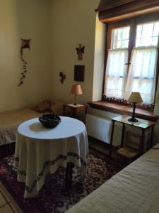 een kamer met een tafel in de hoek van een kamer bij White stone house with great sea view in Tsagarada