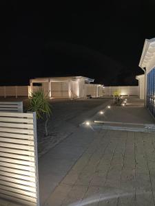 - une vue nocturne sur une maison éclairée dans la rue dans l'établissement GIGLIO DI MARE Residence, à Sellia Marina