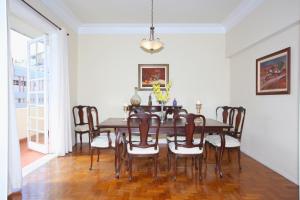 una sala da pranzo con tavolo e sedie di Unhotel - Apartamento de Temporada em Ipanema com 4 quartos a Rio de Janeiro