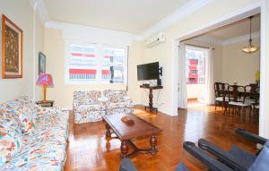sala de estar con sofá y mesa en Unhotel - Apartamento de Temporada em Ipanema com 4 quartos, en Río de Janeiro