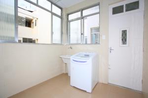 bagno bianco con servizi igienici e lavandino di Unhotel - Apartamento de Temporada em Ipanema com 4 quartos a Rio de Janeiro