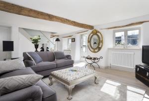 ein Wohnzimmer mit einem Sofa und einem Couchtisch in der Unterkunft Mole End Cottage in North Cerney