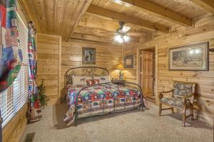 1 dormitorio en una cabaña de madera con 1 cama y 1 silla en Absolutely Wonderful #304, en Sevierville