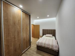 Säng eller sängar i ett rum på Andrija Apartment Banja Luka