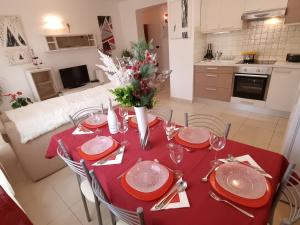 Kuchnia lub aneks kuchenny w obiekcie Apartments Medulin - Orijeta