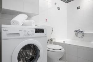 uma casa de banho branca com uma máquina de lavar roupa em Iliana's House em Zipárion