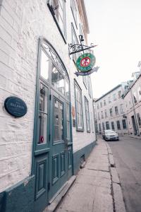 a building with a green door on a street at Auberge de la paix in Quebec City