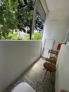 porche con silla y ventana en One bedroom apartment in great location, en Podgorica