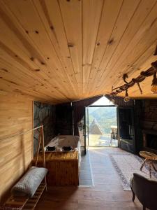 een grote kamer met een bed en een groot raam bij Nirvana dağ evleri in Çamlıhemşin