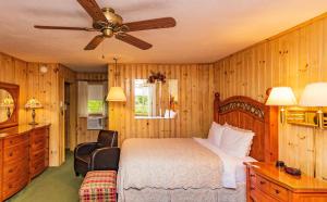 a bedroom with a bed and a ceiling fan at Azalea Garden Inn in Blowing Rock