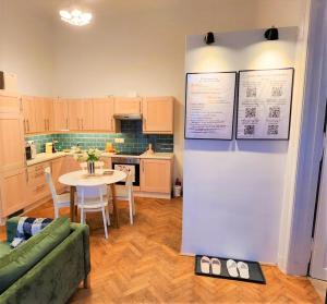 Kuchyňa alebo kuchynka v ubytovaní TRAVELERS AWARD WINNING PLACE IN THE HEART OF BUDAPEST Apartment Kamilla
