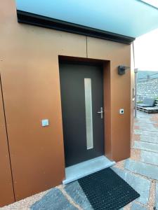 une porte sur le côté du bâtiment dans l'établissement Nuova dependance, à Rovio