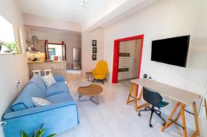 Televízia a/alebo spoločenská miestnosť v ubytovaní Bella Vasilica Luxury Apartments