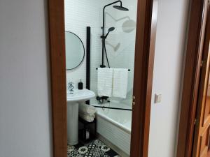 uma casa de banho com um lavatório, uma banheira e um WC. em Villa María Montecastillo Golf em Jerez de la Frontera
