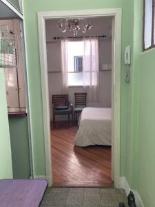 ein Zimmer mit einem Bett und ein Zimmer mit einem Fenster in der Unterkunft Apartment Corazón de San Telmo in Buenos Aires