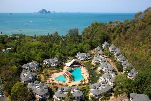 奥南海滩Krabi Resort的带泳池的度假村的鸟瞰图