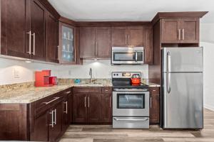 A kitchen or kitchenette at Park Shore Suites at Madeira Beach