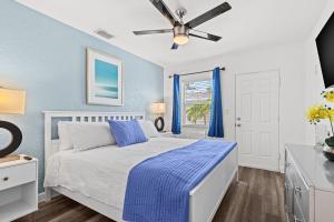 1 dormitorio con 1 cama y ventilador de techo en Park Shore Suites at Madeira Beach, en St Pete Beach