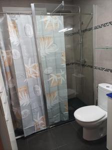 A bathroom at Habitación Villena lavanda