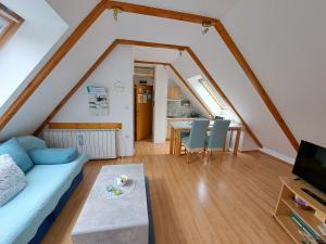 - un salon avec un canapé bleu et une table dans l'établissement Apartment Erika, à Fužine
