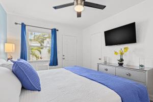 Park Shore Suites at Madeira Beach tesisinde bir odada yatak veya yataklar