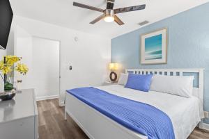 Säng eller sängar i ett rum på Park Shore Suites at Madeira Beach