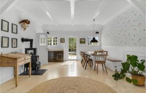 Kuchyň nebo kuchyňský kout v ubytování Awesome Home In Græsted With Wifi