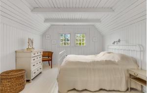 Postel nebo postele na pokoji v ubytování Awesome Home In Græsted With Wifi