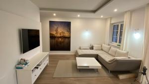 TV a/nebo společenská místnost v ubytování Ferienwohnung mit Garten