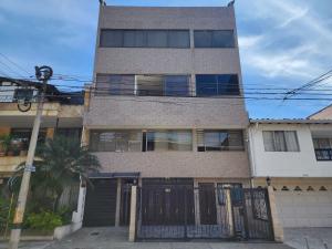 un edificio con una puerta delante en Tu Refugio Acogedor en el corazón de Medellín Hab Privada A, en Medellín