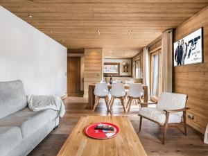 ein Wohnzimmer mit einem Sofa und einem Tisch in der Unterkunft Appartement Megève, 3 pièces, 4 personnes - FR-1-453-200 in Megève