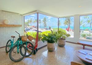 twee fietsen geparkeerd in een kamer met uitzicht op de oceaan bij Hotel Ponta Verde Maceió in Maceió