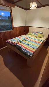 Katil atau katil-katil dalam bilik di Chata na léto