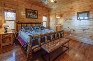 - une chambre avec un lit dans une cabane en rondins dans l'établissement Majestic View Lodge #426, à Sevierville