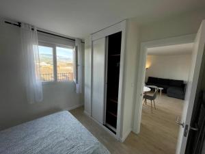 een lege kamer met een deur naar een kamer met een raam bij Ático con vistas a Sierra Nevada in Armilla