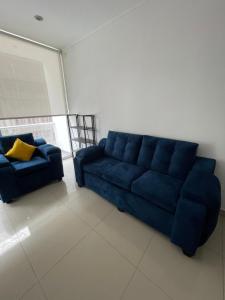 un divano blu in soggiorno di Acogedor Departamento 3 Hab Piura a Piura