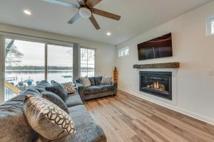 een woonkamer met een bank en een open haard bij Lakefront Burlington Vacation Rental Dock and Beach in Twin Lakes