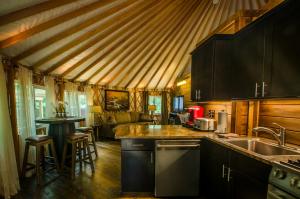 una cucina con lavandino e tavolo in una stanza di Creekside Cove Luxury Yurt w Hot Tub in Nantahala a Topton