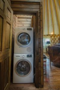 una lavatrice e una lavatrice in camera di Creekside Cove Luxury Yurt w Hot Tub in Nantahala a Topton Altre 4 foto