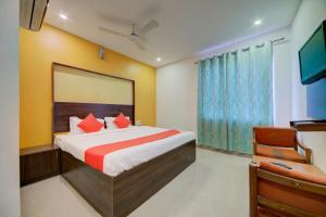 1 dormitorio con 1 cama grande y TV en OYO Hotel Meredian Orchid Near Birla Mandir en Hyderabad